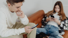 Teenager am Chillen mit iPhone