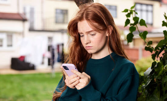 Teenager Mädchen mit iPhone