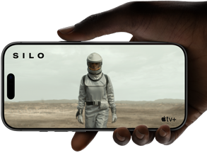 Eine Hand hält ein iPhone 17 Pro, Silber, horizontal, Video wird auf All-Screen Display wiedergegeben und zeigt damit die Batterielaufzeit