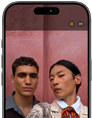 iPhone 17 Pro Vorderseite, Display zeigt das Automatische Ausrichtung für Fotos Feature und wie eine Gruppe von Personen ein Selfie macht, während ihre Gesichter hervorgehoben sind