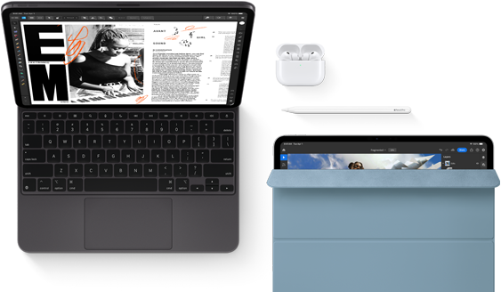iPad Pro mit Magic Keyboard, Vorderansicht, Farbe Space Schwarz, gerundete Ecken, schwarzer Displayrand, geöffnet, das Display zeigt eine App zum Bearbeiten von Artikeln mit Text und einem Foto einer Frau, die Musik spielt, AirPods 4 im geöffneten Case, blaues Smart Folio Cover auf dem iPad Pro mit dem Apple Pencil Pro, der oben am Gerät haftet, das Cover ist leicht geöffnet und zeigt das Display