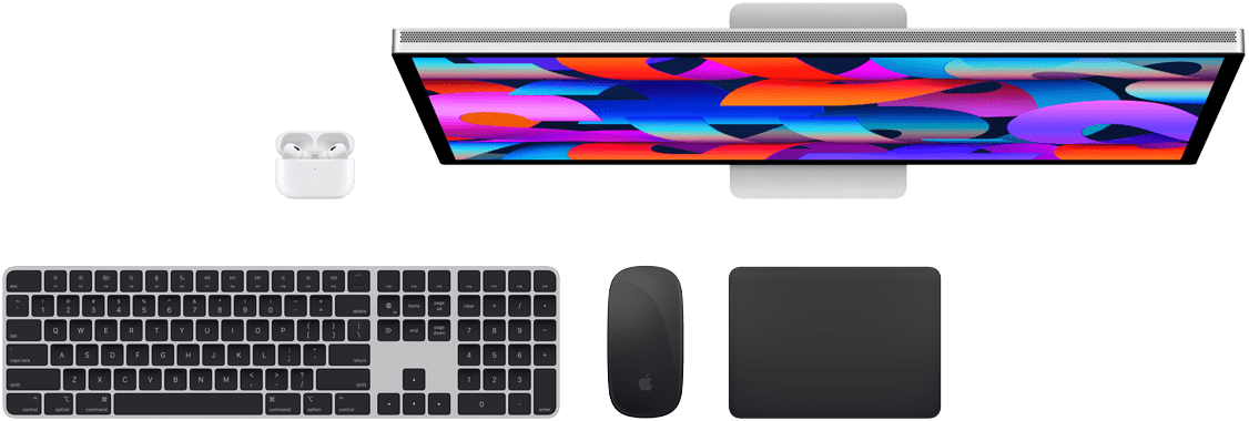 Draufsicht auf Mac Zubehör: Studio Display, AirPods, Magic Keyboard, Magic Mouse und Magic Trackpad