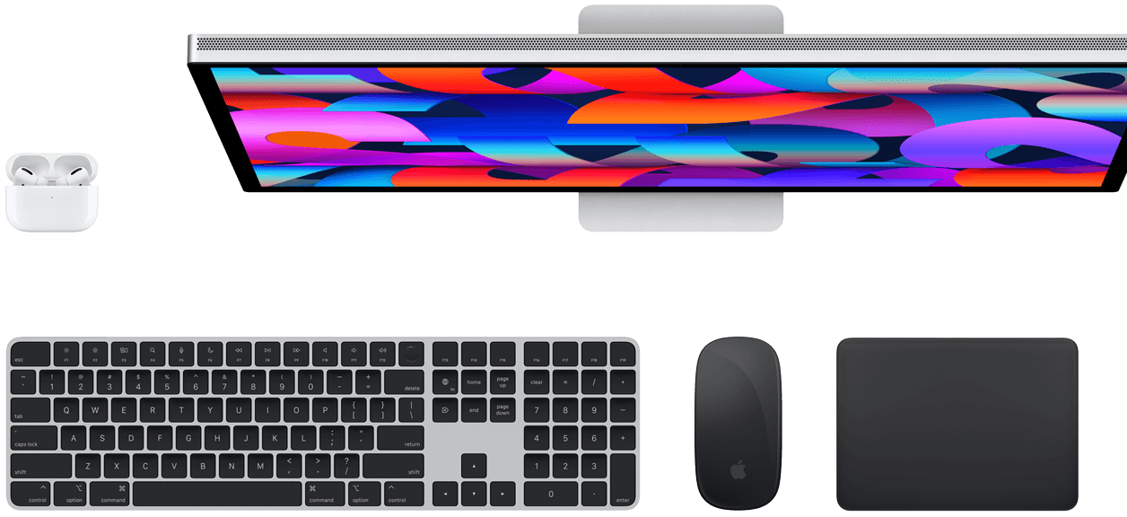 Draufsicht auf Air Pods, ein Studio Display, ein Magic Keyboard, eine Magic Mouse und ein Magic Track Pad