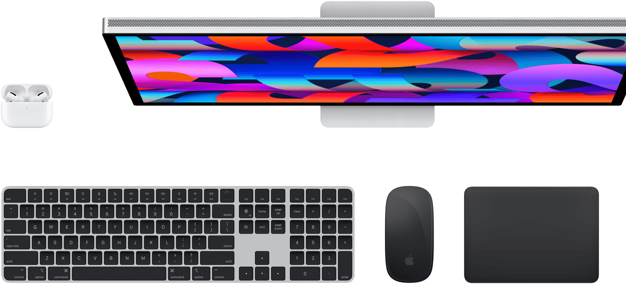 Blick von oben auf Air Pods, ein Studio Display, ein Magic Keyboard, eine Magic Mouse und ein Magic Track Pad.