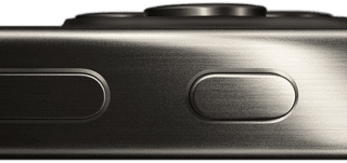 Seitenansicht eines iPhone 15 Pro, die das Design aus Titan, die Lautstärketaste und den Action Button zeigt