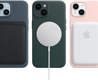 iPhone 14 MagSafe Cases in Mitternacht, Waldgrün und Kalkrosa mit MagSafe Zubehör, Wallet, Ladegerät und einer Batterie.