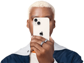 Person mit einem iPhone vor dem Gesicht.