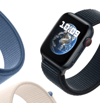 Die Apple Watch SE mit Sport Loop Armband und dem Astronomie Hintergrundbild mit der Erde auf dem Display.