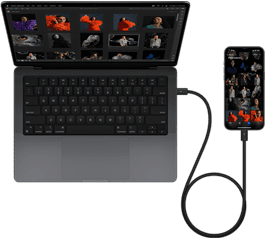 Un iPhone 15 Pro Max connecté à un MacBook Pro 14 pouces via USB-C