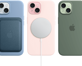 iPhone 15 montrant la Coque en silicone avec MagSafe pour iPhone 15, le Porte-cartes en tissage fin avec MagSafe, le Chargeur MagSafe et la Batterie externe MagSafe