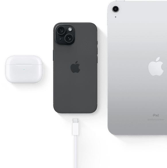 iPhone 15 avec connecteur USB-C montrant qu’il peut aussi être utilisé avec des AirPods Pro et un iPad
