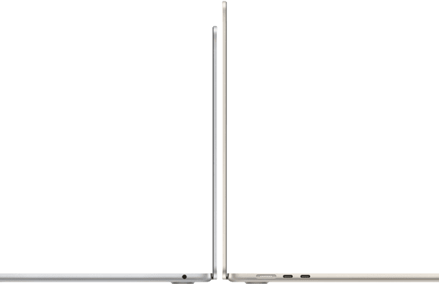 Seitenansicht von geöffneten 13" und 15" MacBook Air Modellen in Silber und Polarstern, die mit den Rückseiten zueinander stehen