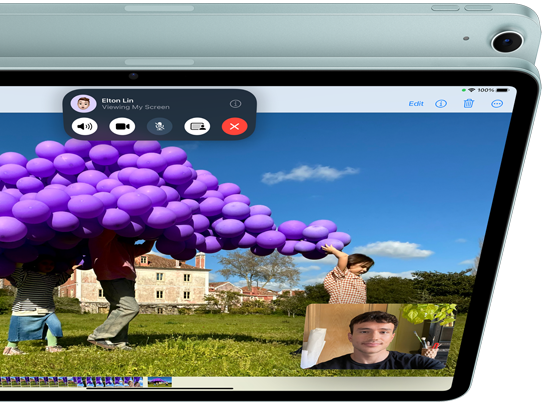 iPad Air mit 12 MP Ultraweitwinkel-Frontkamera, das das SharePlay Feature in FaceTime zeigt