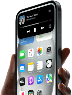 Eine Hand hält das iPhone 15 mit Dynamic Island mit Tracking-Informationen für Mitfahren.