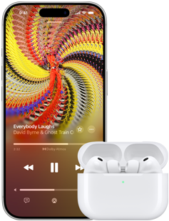 AirPods Pro 3 in MagSafe Ladecase, iPhone 17 Pro, Apple Music spielt Everybody Laughs von David Byrne und Ghost Train Orchestra
