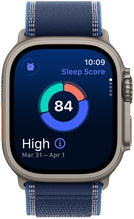 Apple Watch Ultra 3, boîtier en titane naturel, score de sommeil à l’écran, décomposition sous forme de graphique circulaire, score au centre, bracelet, Boucle Trail bleue
