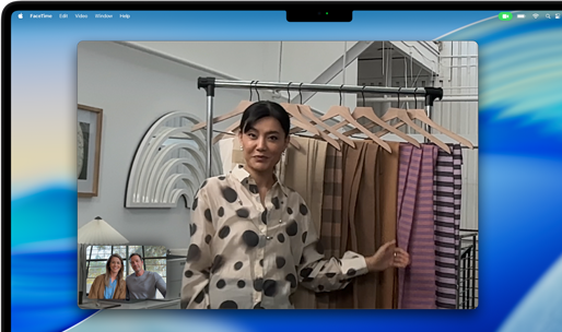 Ein Videoanruf auf einem MacBook Pro. Eine Frau präsentiert ihren zwei Gesprächspartnern Stoffe. Dank Center Stage bleibt sie während ihrer Bewegungen immer automatisch im Bildfokus