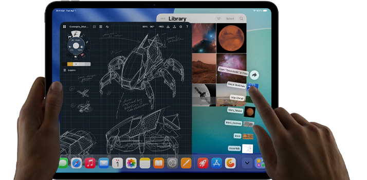 iPad Pro, Farbe Space Schwarz, die linke Hand einer Person hält das Gerät, die rechte Hand passt mit Gesten mehrere geöffnete App Fenster an, darunter eine Zeichenapp mit Skizzen von mechanischen Designs, eine Fotomediathek mit Planeten und Weltraumbildern und Dateien im Download-Ordner, die nach oben hin aufgefächert werden
