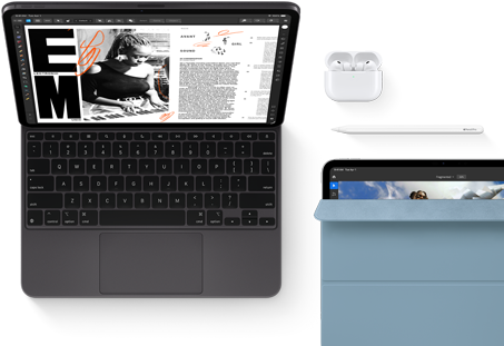 iPad Pro mit Magic Keyboard, Vorderansicht, Farbe Space Schwarz, gerundete Ecken, schwarzer Displayrand, geöffnet, das Display zeigt eine App zum Bearbeiten von Artikeln mit Text und einem Foto einer Frau, die Musik spielt, AirPods 4 im geöffneten Case, blaues Smart Folio Cover auf dem iPad Pro mit dem Apple Pencil Pro, der oben am Gerät haftet, das Cover ist leicht geöffnet und zeigt das Display