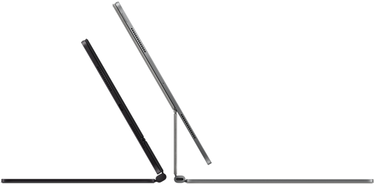2 iPad Pro Geräte, befestigt am Magic Keyboard, Seitenansicht, dünnes Profil, Farbe Space Schwarz mit Lautsprechern und USB‑C Anschluss, halb geöffnet und geneigt, Farbe Silber, geöffnet, nach hinten geneigt, um das schwebende Design der Tastatur, die Lautsprecher und das Mikrofon zu zeigen