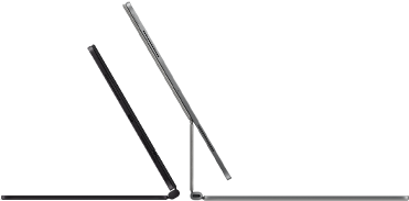 2 iPad Pro Geräte, befestigt am Magic Keyboard, Seitenansicht, dünnes Profil, Farbe Space Schwarz mit Lautsprechern und USB‑C Anschluss, halb geöffnet und geneigt, Farbe Silber, geöffnet, nach hinten geneigt, um das schwebende Design der Tastatur, die Lautsprecher und das Mikrofon zu zeigen