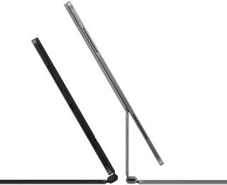 2 iPad Pro Geräte, befestigt am Magic Keyboard, Seitenansicht, dünnes Profil, Farbe Space Schwarz mit Lautsprechern und USB‑C Anschluss, halb geöffnet und geneigt, Farbe Silber, geöffnet, nach hinten geneigt, um das schwebende Design der Tastatur, die Lautsprecher und das Mikrofon zu zeigen