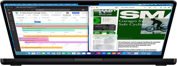 Leicht geöffnetes MacBook Pro mit geteiltem Bildschirm, auf dem zwei Dokumente zu sehen sind