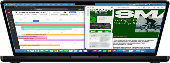 Leicht geöffnetes MacBook Pro mit geteiltem Bildschirm, auf dem zwei Dokumente zu sehen sind