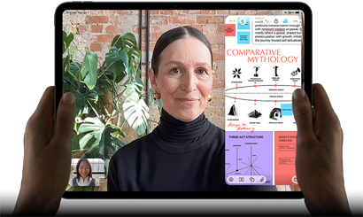 iPad Pro, Vorderansicht, Querformat, Farbe Space Schwarz, gerundete Ecken, schwarzer Displayrand, zwei Hände halten es an der linken und rechten Seite, das Display zeigt ein FaceTime Gespräch, das live übersetzt wird, und eine Lernapp zeigt eine Präsentation zum Thema „Vergleichende Mythologie“ mit Text, Diagrammen und handschriftlichen Notizen
