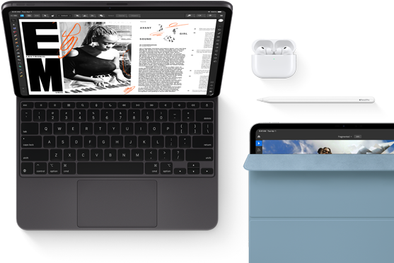 iPad Pro mit Magic Keyboard, Vorderansicht, Farbe Space Schwarz, gerundete Ecken, schwarzer Displayrand, geöffnet, das Display zeigt eine App zum Bearbeiten von Artikeln mit Text und einem Foto einer Frau, die Musik spielt, AirPods 4 im geöffneten Case, blaues Smart Folio Cover auf dem iPad Pro mit dem Apple Pencil Pro, der oben am Gerät haftet, das Cover ist leicht geöffnet und zeigt das Display
