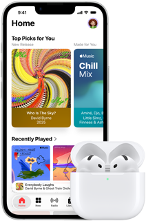 iPhone 17e, face avant, écran d’accueil de l’app Apple Music, à côté d’AirPods Pro 3 dans un Boîtier de charge MagSafe ouvert