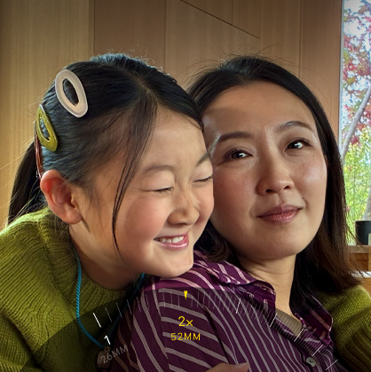 Fonctionnalité Téléobjectif 2x en cours d’utilisation pour zoomer sur une montagne couverte d’arbres et de végétation