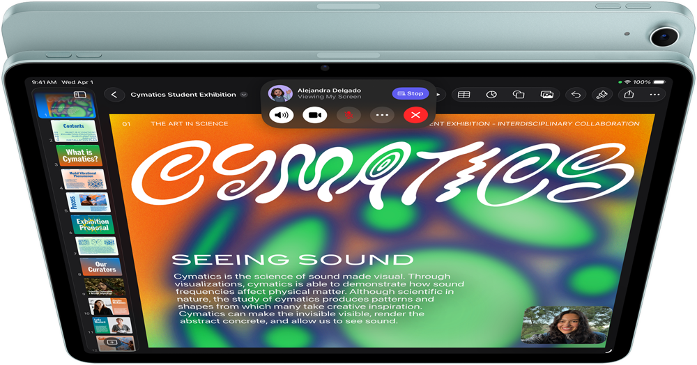 iPad Air, Farbe Blau, von oben, das Display zeigt die Keynote App während der Bildschirmfreigabe in einem FaceTime Videoanruf, Rückseite mit 12 MP Weitwinkel-Rückkamera, Lautstärketasten