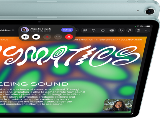 iPad Air, Farbe Blau, von oben, das Display zeigt die Keynote App während der Bildschirmfreigabe in einem FaceTime Videoanruf, Rückseite mit 12 MP Weitwinkel-Rückkamera, Lautstärketasten