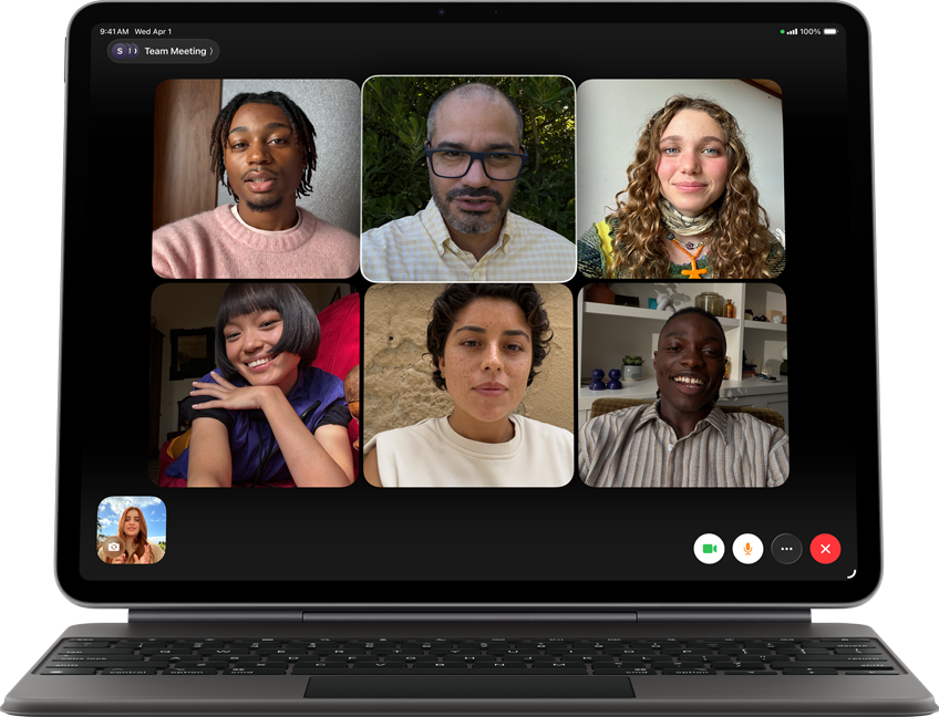 iPad Air, befestigt am Magic Keyboard, Schwarz, Gruppen FaceTime Anruf auf dem Display