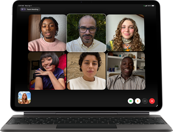 iPad Air, befestigt am Magic Keyboard, Schwarz, Gruppen FaceTime Anruf auf dem Display