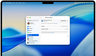 Écran d’un MacBook Pro 16 pouces avec puce M4 affichant une mise à jour logicielle programmée dans Réglages Système